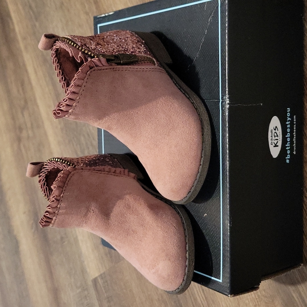 Girl's pink glitter booties